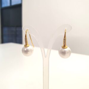 Επιχρυσωμένα σκουλαρίκια με λευκά ζιργκόν στο γάντζο και πέρλες
