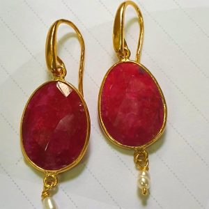 Σκουλαρίκια κρεμαστά με ορυκτή πέτρα cherry quartz και κρεμαστό μαργαριτάρι ασήμι επιχρυσωμένο 925.