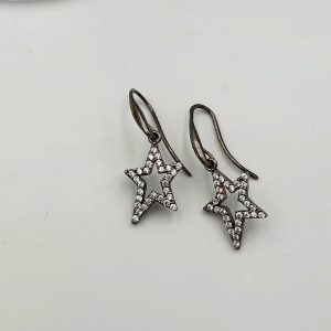 Εντυπωσιακά σκουλαρίκια αστέρια με ζιργκόν πέτρες ασήμι 925 σε black nikel χρώμα.