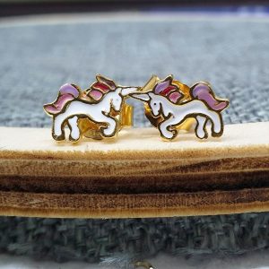 Παιδικά σκουλαρίκια unicorn πάνω στο αυτί. Ασήμι επιχρυσωμένο 925 με ροζ, λευκό και λιλά σμάλτο.