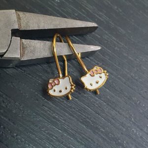 Παιδικά κρεμαστά σκουλαρίκια hello kitty. Ασήμι επιχρυσωμένο 925 με ροζ σμάλτο.