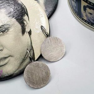 Ιδιαίτερο glam rock σκουλαρίκι λέιζερ χαραγμένο στο χέρι με ιδιαίτερη τεχνική, δίχρωμο λευκό με μαύρους γάντζους.