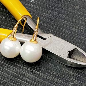 Σκουλαρίκι πέρλα με γαντζάκι γεμάτο ζιργκόν. Εντυπωσιακό σκουλαρίκι που είναι πάντα στη μόδα.