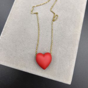 Κολιέ με κόκκινη καρδιά από καουτσούκ.