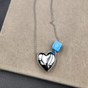 Εντυπωσιακή ακρυλική καρδιά.