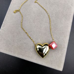 Εντυπωσιακή ακρυλική καρδιά.