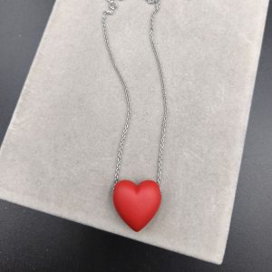 Κολιέ με κόκκινη καρδιά από καουτσούκ.